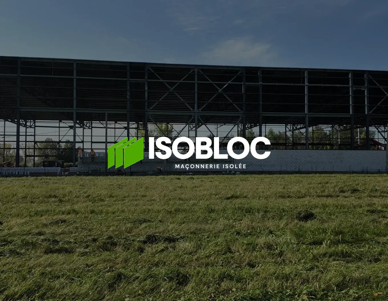 Le logo d’Isobloc sur un bâtiment en construction